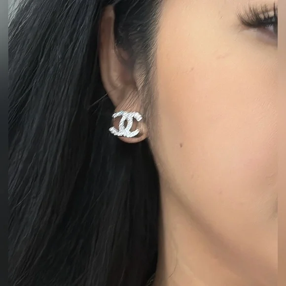 CHANEL Silver Crystal CC stud earrings - Picture 4 of 6